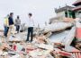 Presiden Joko Widodo sedang berdiskusi dengan Moh. Taufik pemilik rumah yang hancur akibat Bencana Gempa di Sulawesi Barat (Foto Lukas - Biro Pers Setpres)