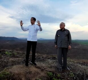 Presiden Joko Widodo (kiri) berbincang dengan Gubernur Kalimantan Timur Isran Noor (kanan) saat meninjau lokasi Rencana IKN (Foto: Ummy Hadyah Saleh)