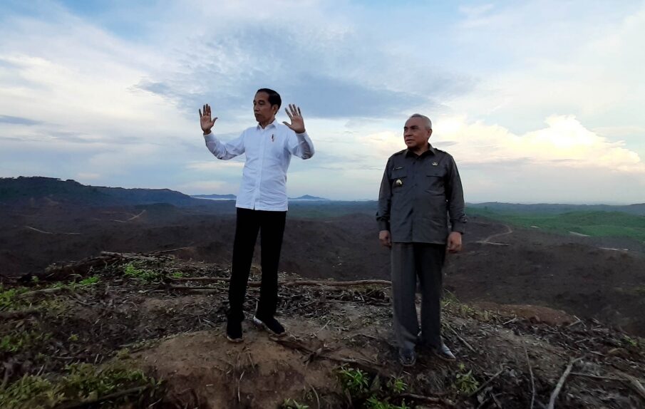 Presiden Joko Widodo (kiri) berbincang dengan Gubernur Kalimantan Timur Isran Noor (kanan) saat meninjau lokasi Rencana IKN (Foto: Ummy Hadyah Saleh)