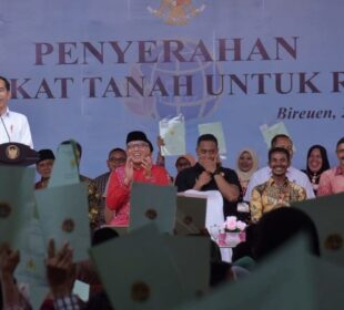 Presiden Jokowi saat menyerahkan sertifikat di Lapangan Futsal Galacticos, Kabupaten Bireuen, Provinsi Aceh pada 22 Februari 2020 (Foto: Humas Seskab/Oji).