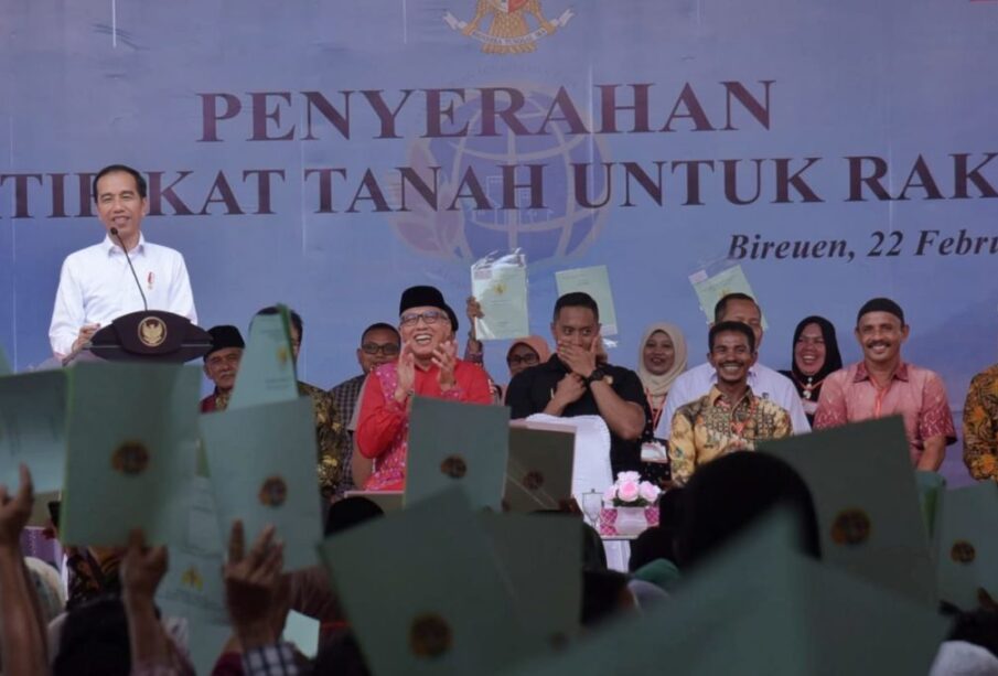 Presiden Jokowi saat menyerahkan sertifikat di Lapangan Futsal Galacticos, Kabupaten Bireuen, Provinsi Aceh pada 22 Februari 2020 (Foto: Humas Seskab/Oji).