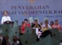 Presiden Jokowi saat menyerahkan sertifikat di Lapangan Futsal Galacticos, Kabupaten Bireuen, Provinsi Aceh pada 22 Februari 2020 (Foto: Humas Seskab/Oji).