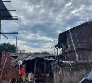 Kampung Tanah Merah berada di sebelah Depo Pertamina (Foto: Tiara)