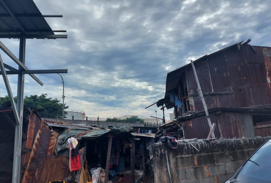 Kampung Tanah Merah berada di sebelah Depo Pertamina (Foto: Tiara)