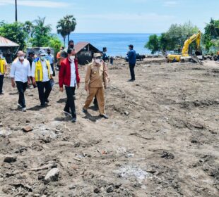 Presiden Jokowi dan Menteri PUPR saat melakukan peninjauan lokasi terdampak bencana di NTT pada April 2021 (Foto: Laily Rachev)