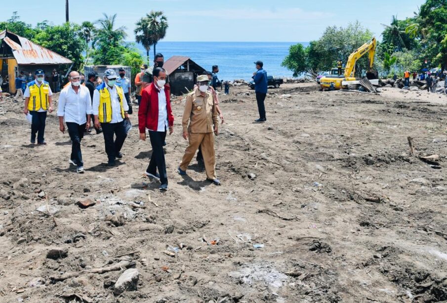 Presiden Jokowi dan Menteri PUPR saat melakukan peninjauan lokasi terdampak bencana di NTT pada April 2021 (Foto: Laily Rachev)