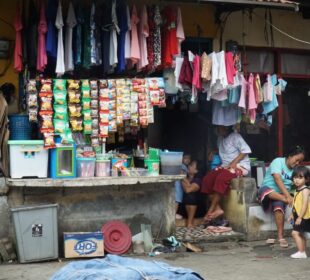 Salah satu rumah di permukiman kumuh dan padat penduduk Jakarta (Foto: ADH)