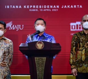 Ketua Umum IAP Hendricus Andy Simarmata (kanan) saat memberikan keterangan pers bersama Menteri PPN/Kepala Bappenas Suharso Monarfa (Foto: Muchlis Jr - Biro Pers Sekretariat Presiden)