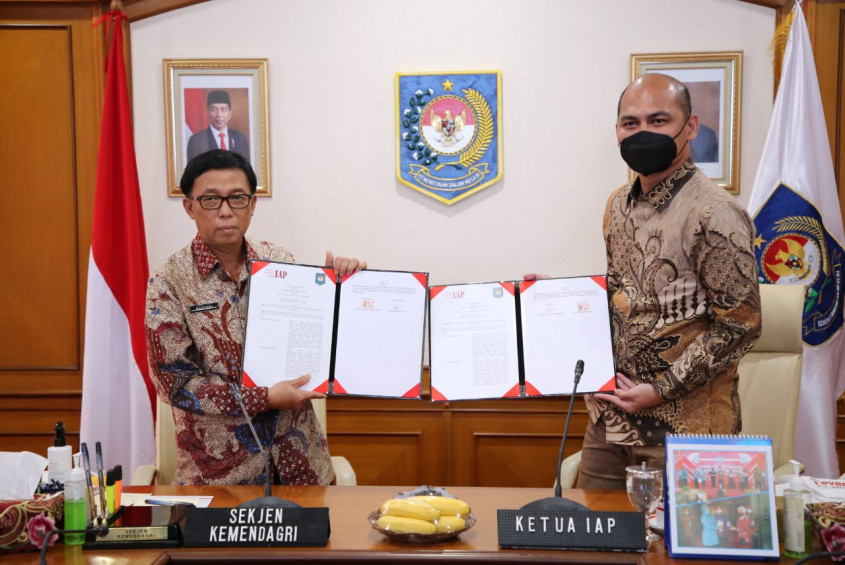 Sekjen Kemendagri Muhammad Hudori (kiri) dengan Ketua Umum IAP Hendricus Andy Simarmata (kanan) saat pendantanganan Nota Kesepahaman (Foto: Dok Kemendagri)