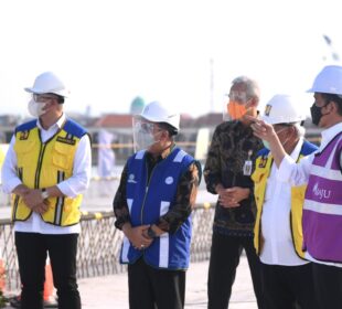 Presiden Jokowi beserta rombongan saat meninjau Tol Semarang - Demak (Foto: Lukas - Biro Pers Sekretariat Presiden)