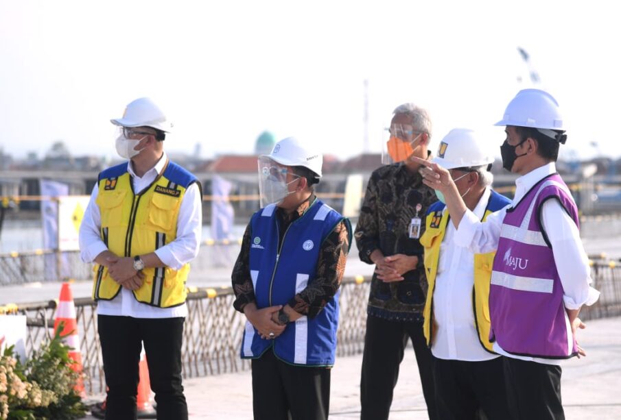Presiden Jokowi beserta rombongan saat meninjau Tol Semarang - Demak (Foto: Lukas - Biro Pers Sekretariat Presiden)