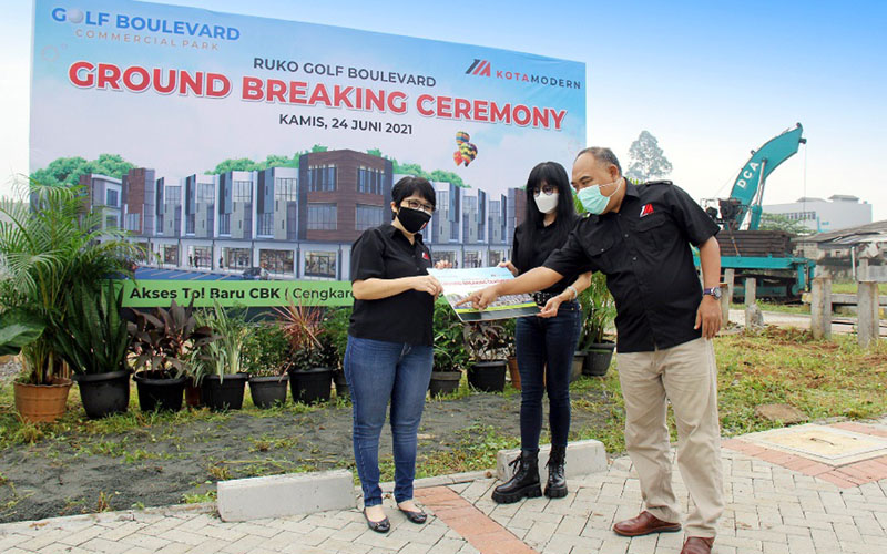 Kiri ke kanan: Christine Natadipraja, President Billionaire Club berdampingan dengan Helen Hamzah, Director Marketing Urban Development PT Modernland Realty Tbk dan I Wayan Satia, General Manager Landed Project Urban Development PT Modernland Realty Tbk, saat groundbreaking Ruko Golf Boulevard Commercial Park di Kota Modern (Foto: Istimewa)