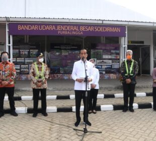 Presiden Joko Widodo saat meninjau Bandara Jendral Besar Soedirman (Foto: Lukas - Biro Pers Sekretariat Presiden)