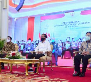 Menteri ATR BPN (kanan) bersama Presiden (tengah) saat menyerahkan satu juta sertipikat bidang tanah di seluruh Indonesia (Foto: Lukas)