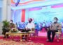 Menteri ATR BPN (kanan) bersama Presiden (tengah) saat menyerahkan satu juta sertipikat bidang tanah di seluruh Indonesia (Foto: Lukas)