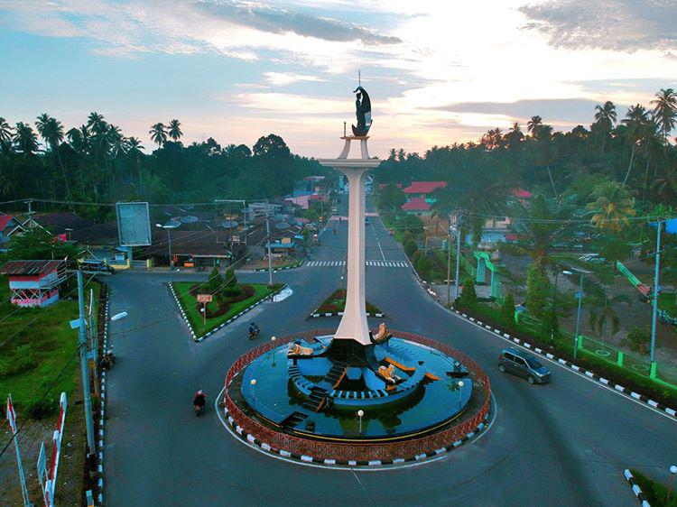 Tugu Bundaran Simpang Tigo di Lubuk Basung Kabupaten Agam (Foto: Istimewa)