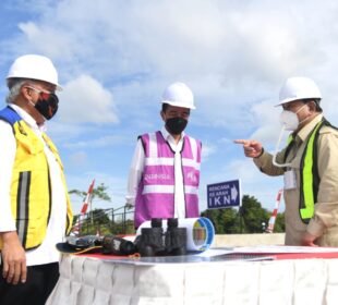 Presiden Joko Widodo bersama Menteri PUPR dan Menteri Pertahanan meninjau akses jalan ke Ibu Kota Negara(Foto: Lukas - Biro Pers Sekretariat Presiden) Jalan IKN