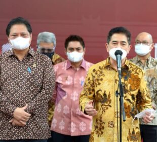 Ketua Umum KADIN Indonesia, Arsjad Rasjid (kanan) saat jumpa pers di Istana Negara (Foto: BPMI Setpres) Ibu Kota