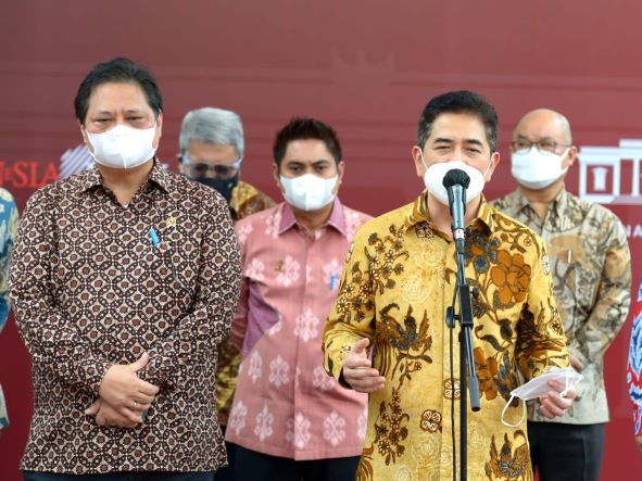 Ketua Umum KADIN Indonesia, Arsjad Rasjid (kanan) saat jumpa pers di Istana Negara (Foto: BPMI Setpres) Ibu Kota